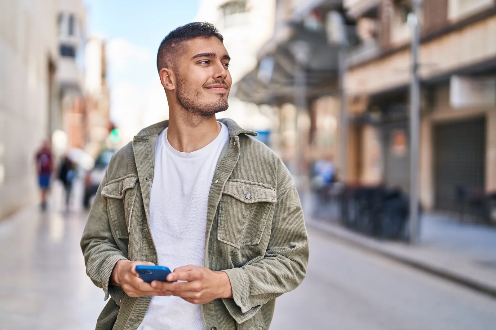 Mensalista na rua, usando o Portal no celular